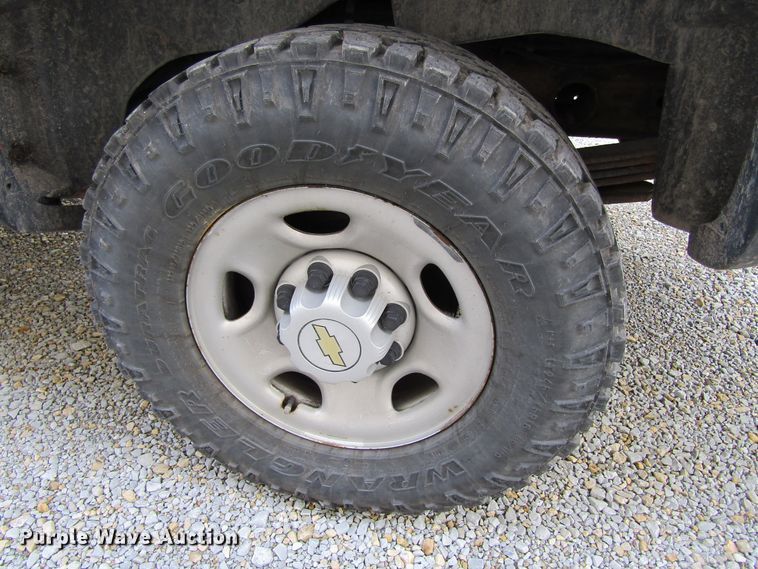 image for item GQ9027 2003 Chevrolet Suburban 2500  SUV