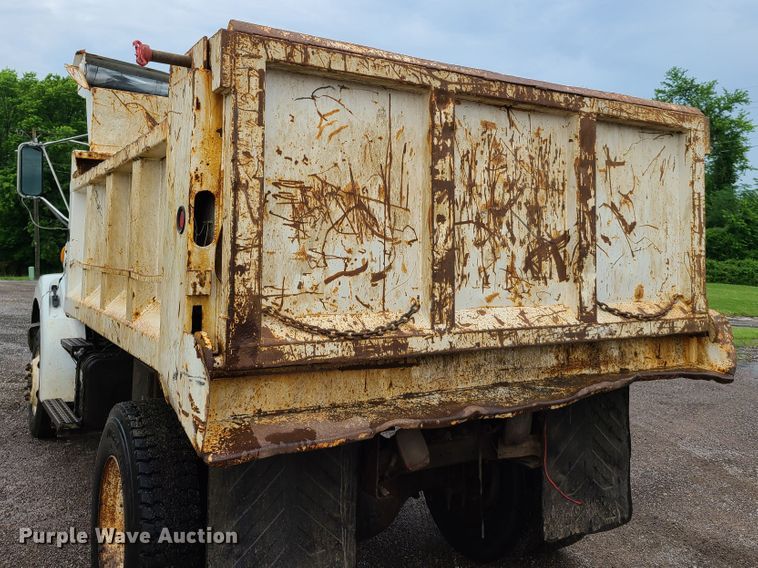 image for item GT9117 2000 Sterling L-Line  dump truck