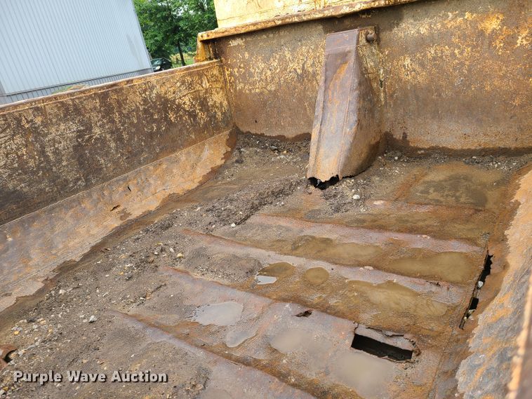 image for item GT9117 2000 Sterling L-Line  dump truck