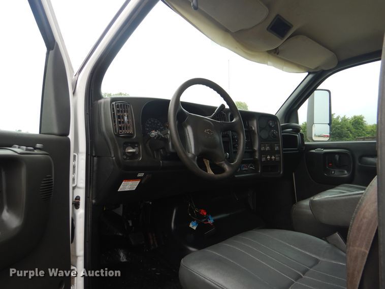 image for item AE9744 2008 Chevrolet C5500  utility bed truck with crane