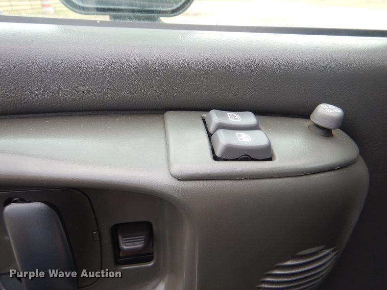 image for item AE9744 2008 Chevrolet C5500  utility bed truck with crane