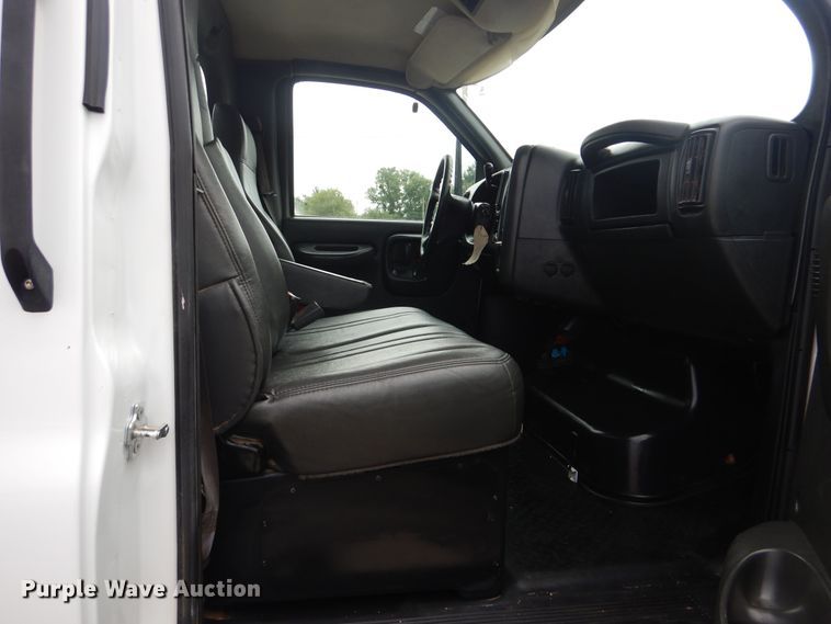 image for item AE9744 2008 Chevrolet C5500  utility bed truck with crane