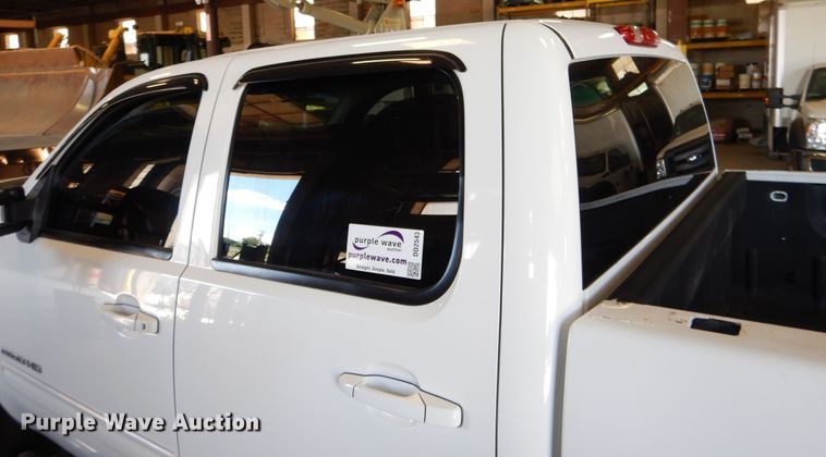 image for item DD2543 2011 Chevrolet Silverado 2500HD  Crew Cab pickup truck