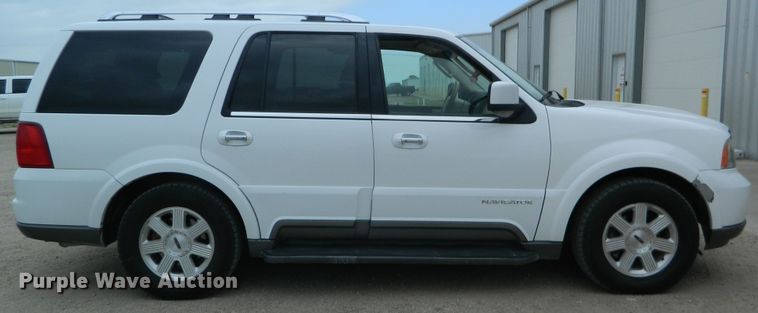 image for item DE4463 2004 Lincoln Navigator  SUV
