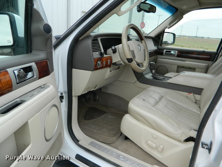 image for item DE4463 2004 Lincoln Navigator  SUV