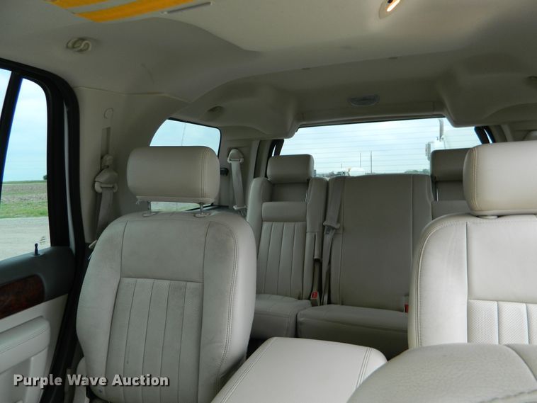 image for item DE4463 2004 Lincoln Navigator  SUV