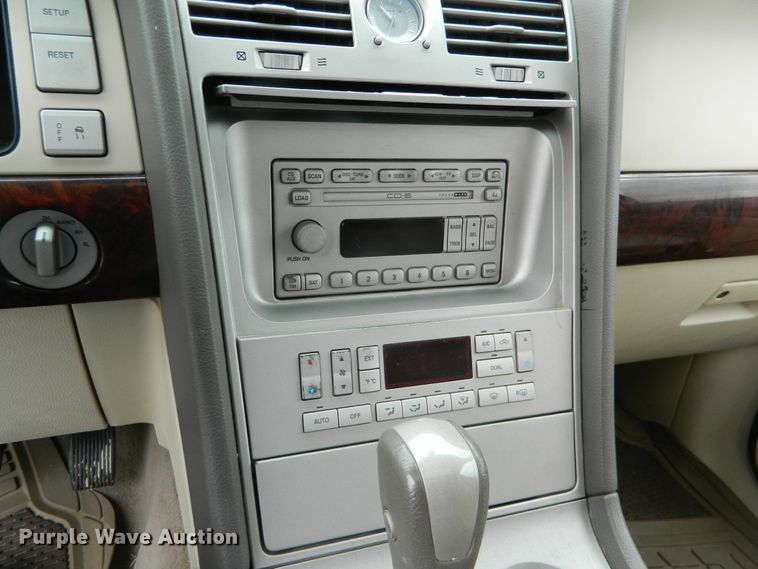 image for item DE4463 2004 Lincoln Navigator  SUV