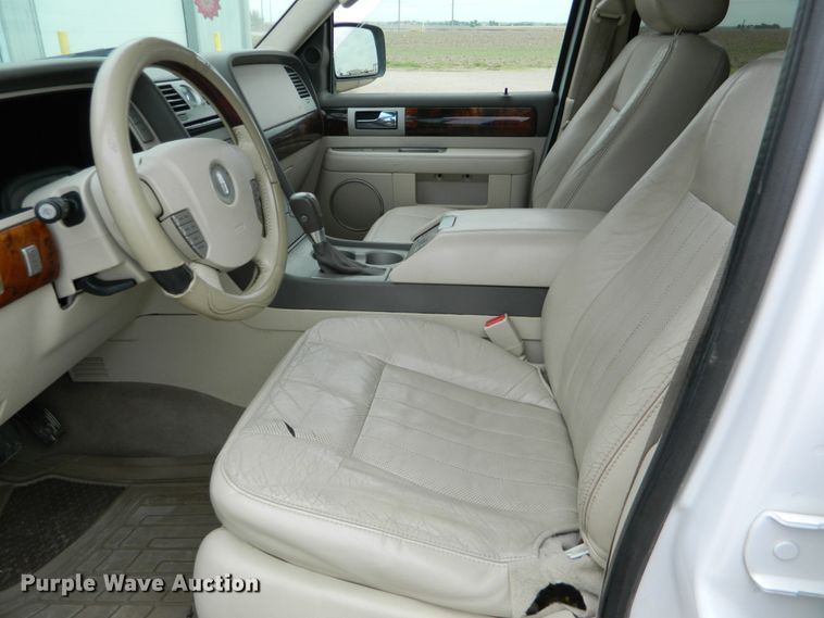 image for item DE4463 2004 Lincoln Navigator  SUV