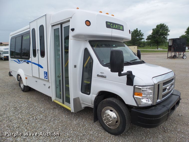 image for item DF0834 2019 Ford Econoline E450 shuttle bus