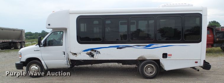 image for item DF0834 2019 Ford Econoline E450 shuttle bus