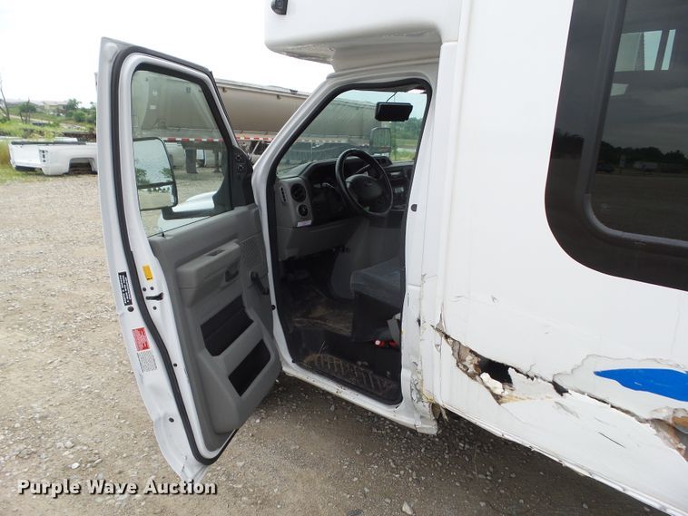image for item DF0834 2019 Ford Econoline E450 shuttle bus