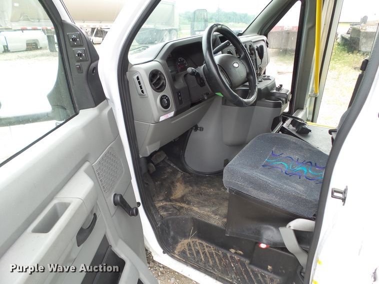 image for item DF0834 2019 Ford Econoline E450 shuttle bus