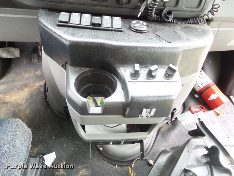 image for item DF0834 2019 Ford Econoline E450 shuttle bus