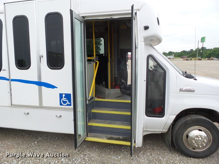 image for item DF0834 2019 Ford Econoline E450 shuttle bus