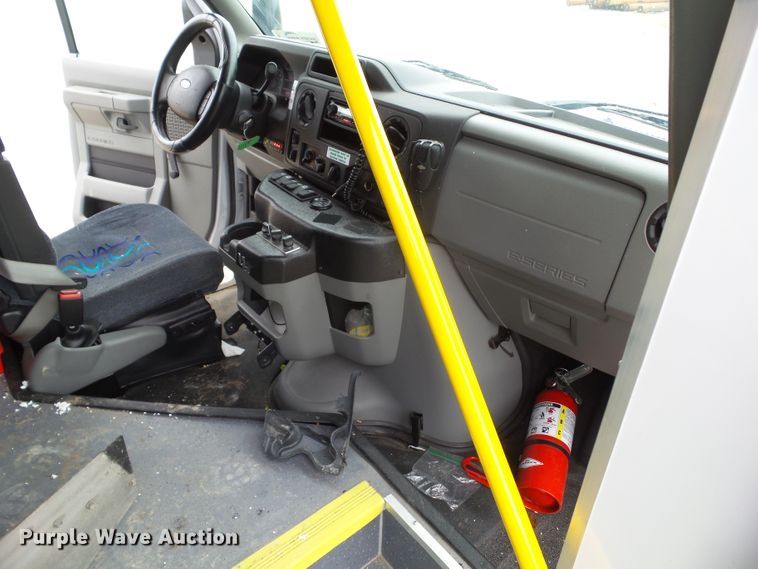 image for item DF0834 2019 Ford Econoline E450 shuttle bus