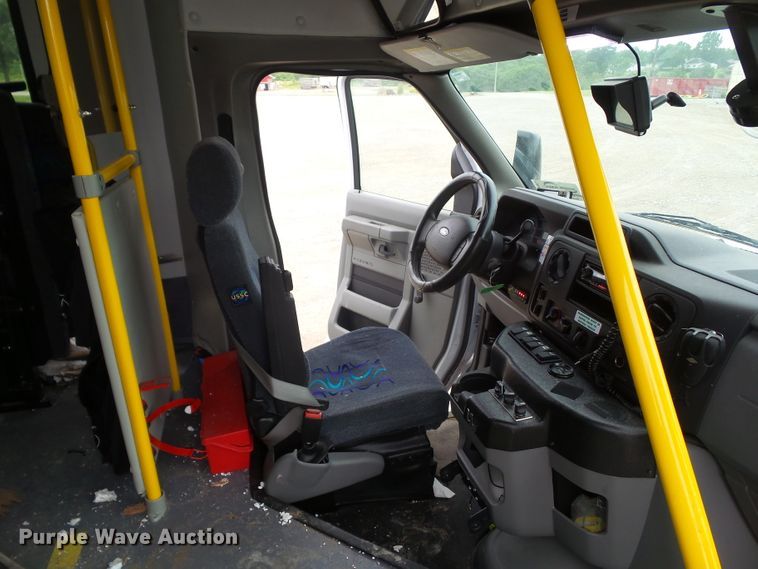 image for item DF0834 2019 Ford Econoline E450 shuttle bus