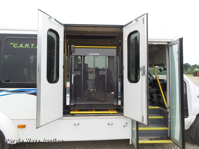 image for item DF0834 2019 Ford Econoline E450 shuttle bus