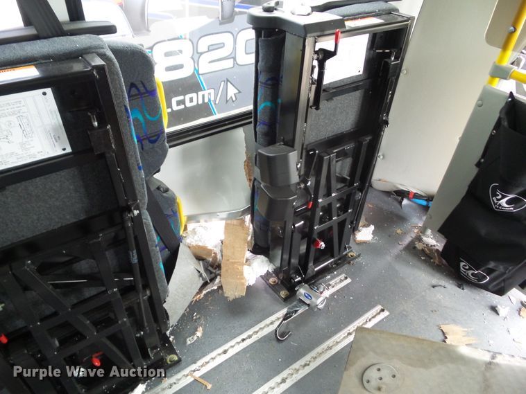 image for item DF0834 2019 Ford Econoline E450 shuttle bus