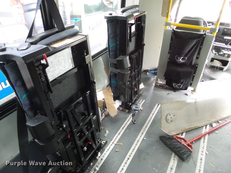 image for item DF0834 2019 Ford Econoline E450 shuttle bus