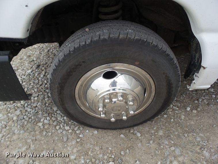 image for item DF0834 2019 Ford Econoline E450 shuttle bus