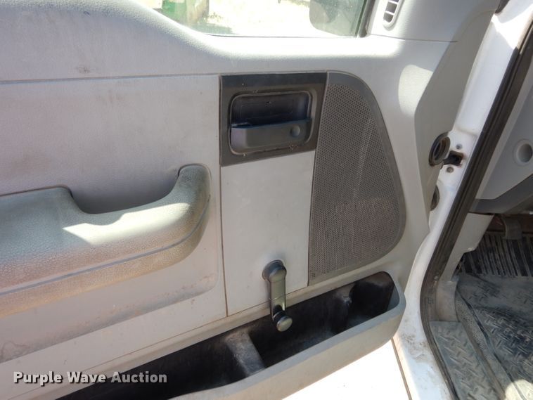 image for item DF4176 2005 Ford F150 XL  pickup truck