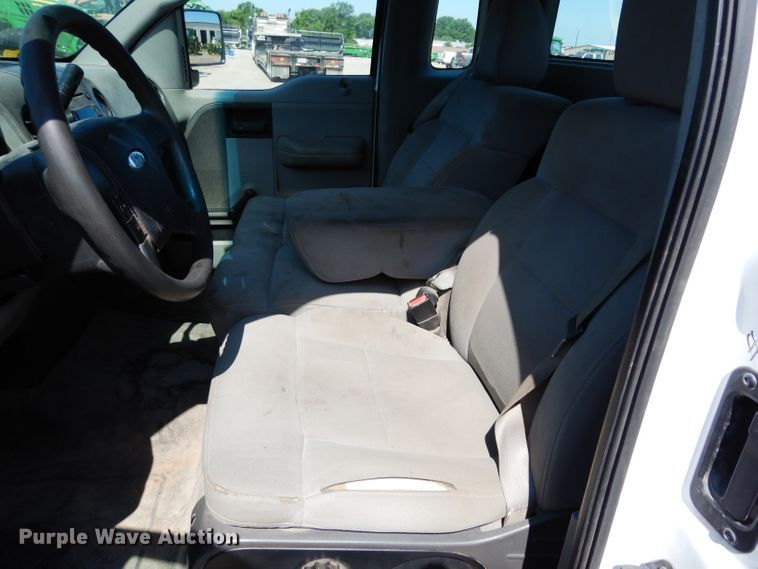 image for item DF4176 2005 Ford F150 XL  pickup truck