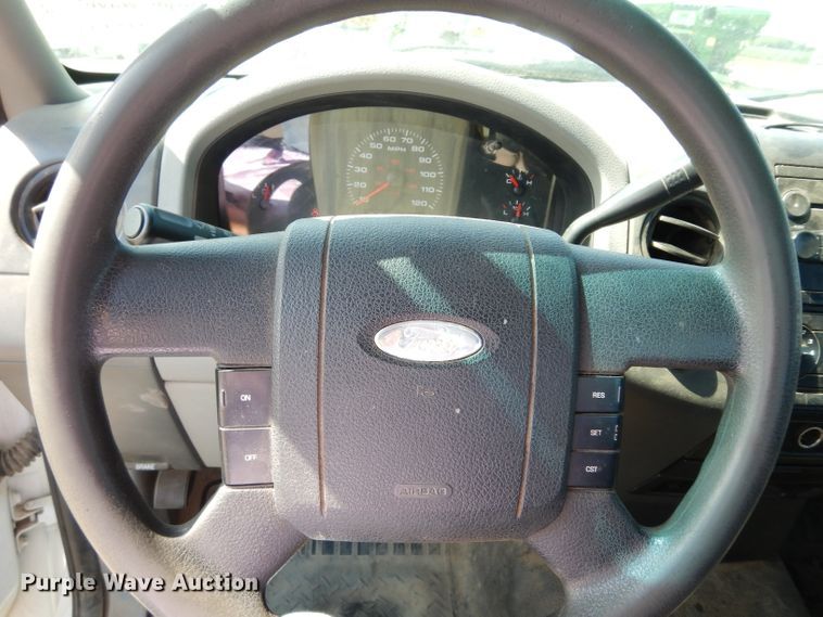 image for item DF4176 2005 Ford F150 XL  pickup truck