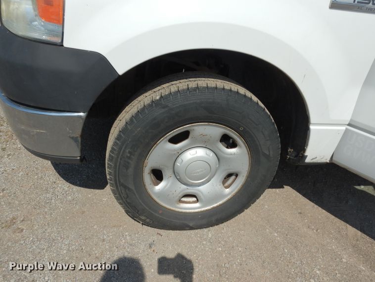 image for item DF4176 2005 Ford F150 XL  pickup truck