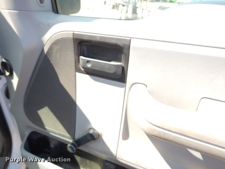 image for item DF4176 2005 Ford F150 XL  pickup truck