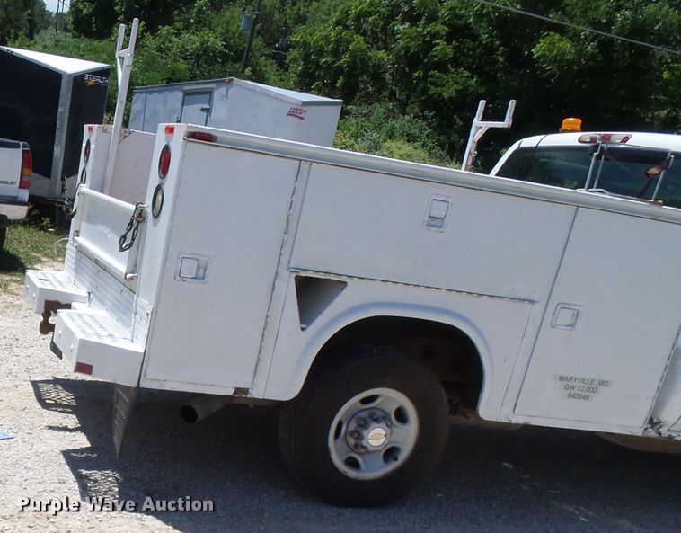 image for item DG1937 2002 Chevrolet Silverado 2500HD  utility bed pickup truck