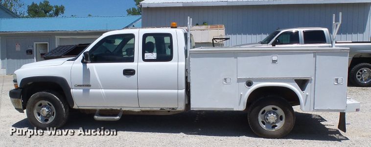 image for item DG1937 2002 Chevrolet Silverado 2500HD  utility bed pickup truck