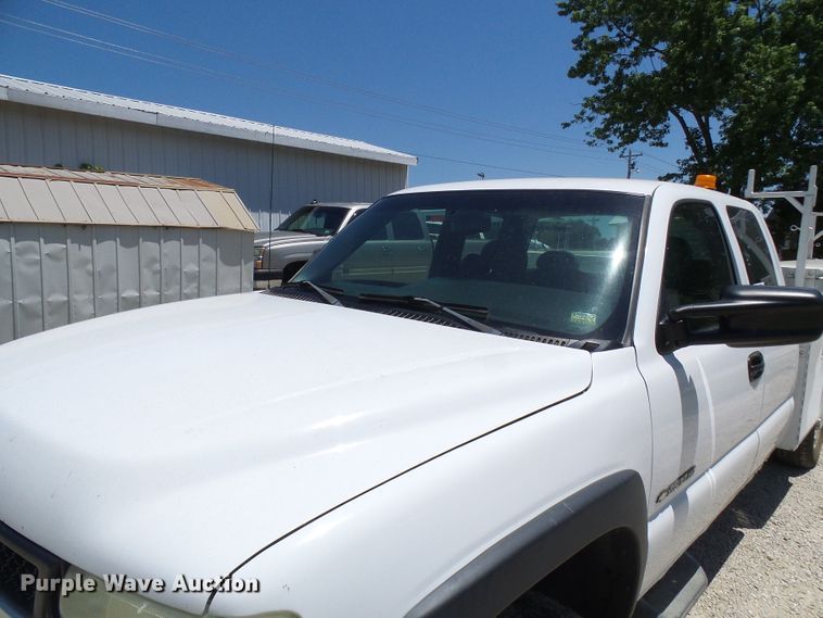 image for item DG1937 2002 Chevrolet Silverado 2500HD  utility bed pickup truck