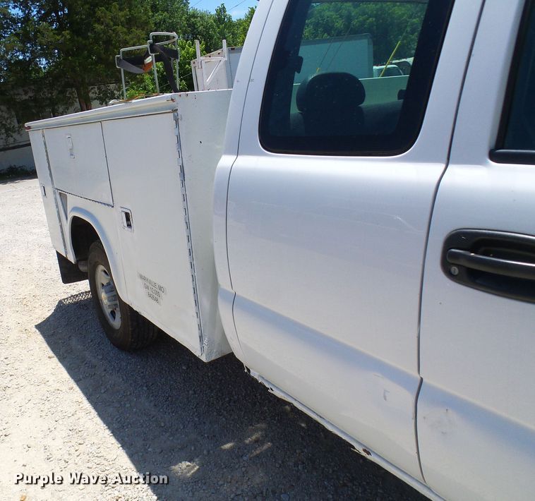 image for item DG1937 2002 Chevrolet Silverado 2500HD  utility bed pickup truck