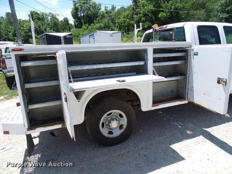 image for item DG1937 2002 Chevrolet Silverado 2500HD  utility bed pickup truck