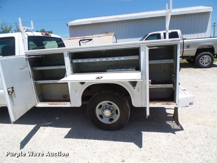 image for item DG1937 2002 Chevrolet Silverado 2500HD  utility bed pickup truck