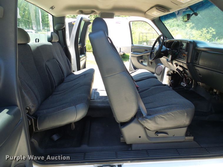 image for item DG1937 2002 Chevrolet Silverado 2500HD  utility bed pickup truck