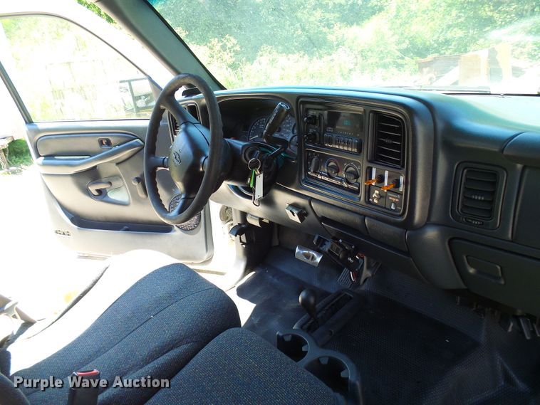 image for item DG1937 2002 Chevrolet Silverado 2500HD  utility bed pickup truck