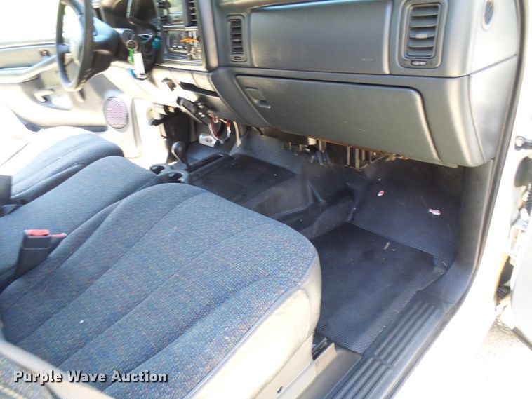 image for item DG1937 2002 Chevrolet Silverado 2500HD  utility bed pickup truck