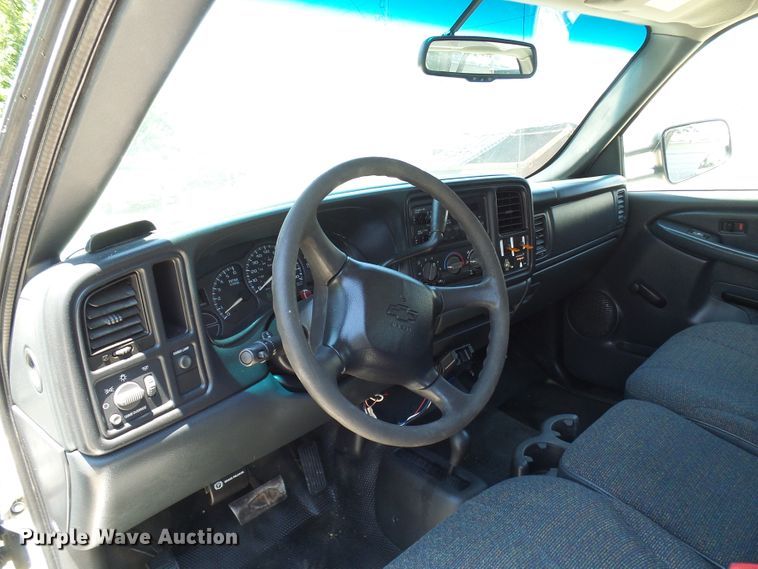 image for item DG1937 2002 Chevrolet Silverado 2500HD  utility bed pickup truck