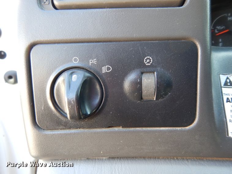 image for item DG6796 2004 Ford F350 Super Duty  Crew Cab flatbed pickup truck