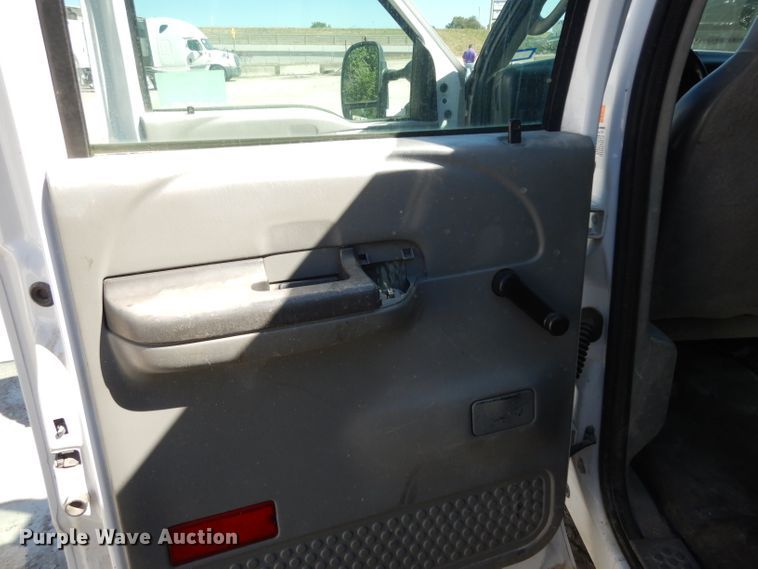 image for item DG6796 2004 Ford F350 Super Duty  Crew Cab flatbed pickup truck