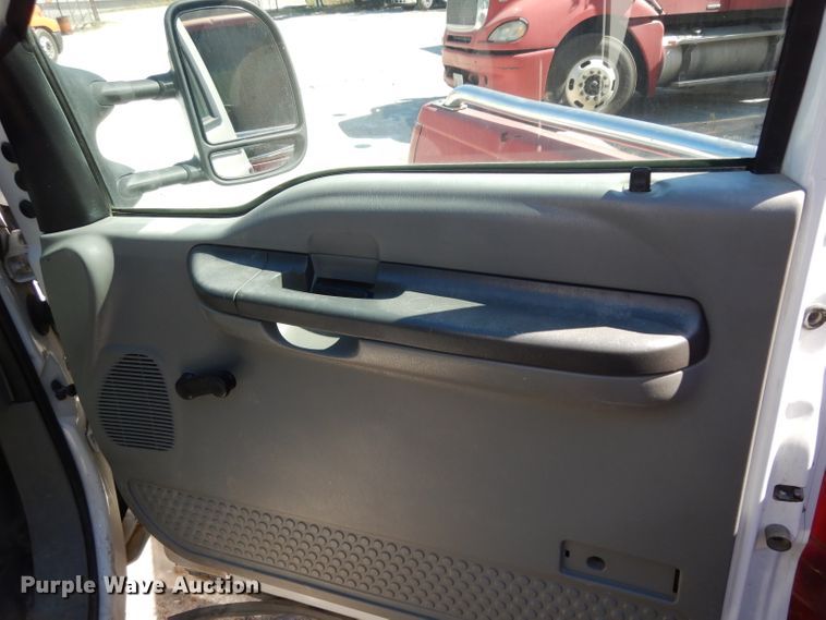 image for item DG6796 2004 Ford F350 Super Duty  Crew Cab flatbed pickup truck