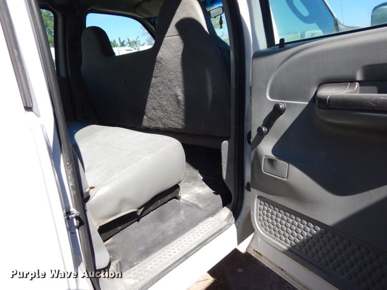 image for item DG6796 2004 Ford F350 Super Duty  Crew Cab flatbed pickup truck