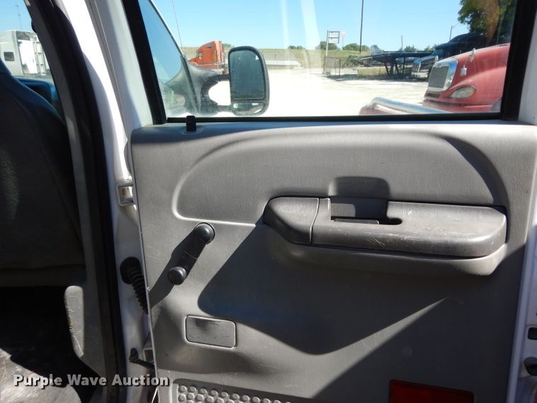 image for item DG6796 2004 Ford F350 Super Duty  Crew Cab flatbed pickup truck