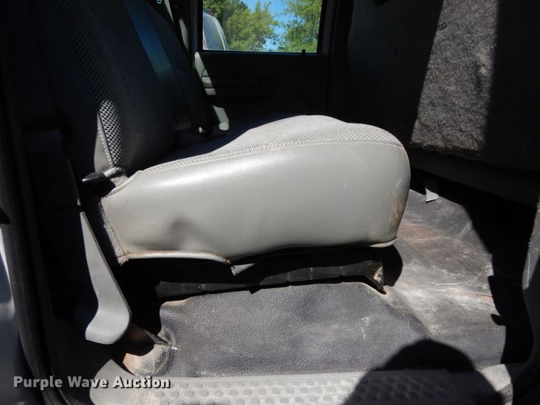 image for item DG6796 2004 Ford F350 Super Duty  Crew Cab flatbed pickup truck