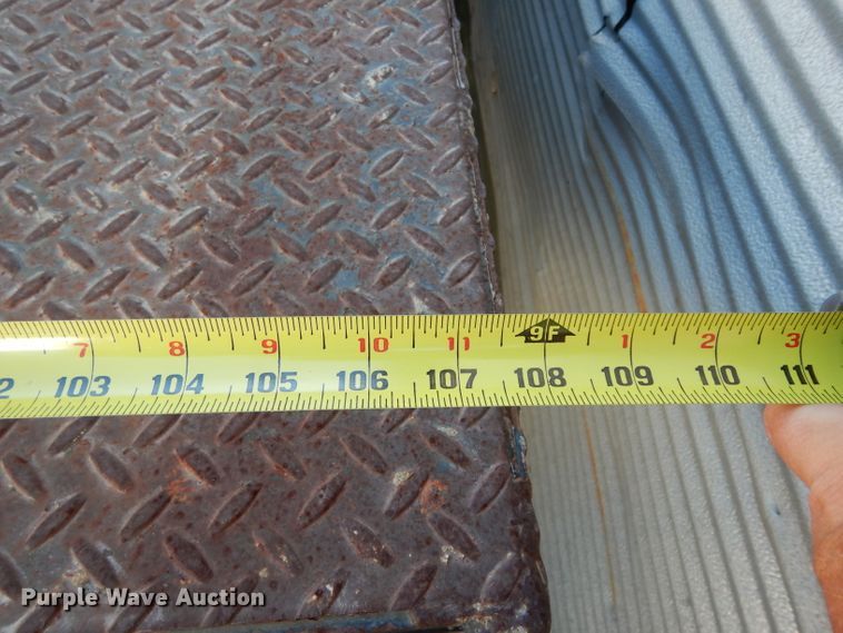 image for item DG6796 2004 Ford F350 Super Duty  Crew Cab flatbed pickup truck