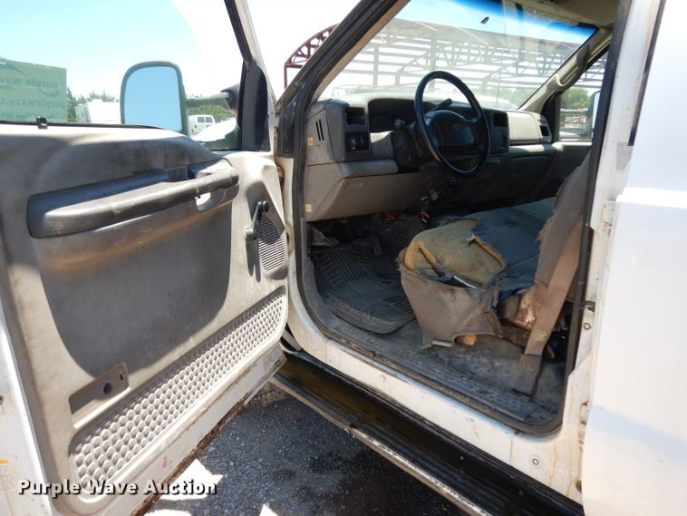 image for item DG6798 2000 Ford F550 Super Duty  utility bed truck