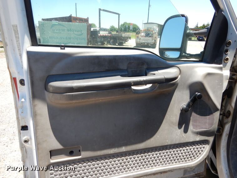 image for item DG6798 2000 Ford F550 Super Duty  utility bed truck