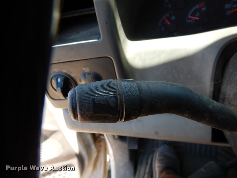 image for item DG6798 2000 Ford F550 Super Duty  utility bed truck