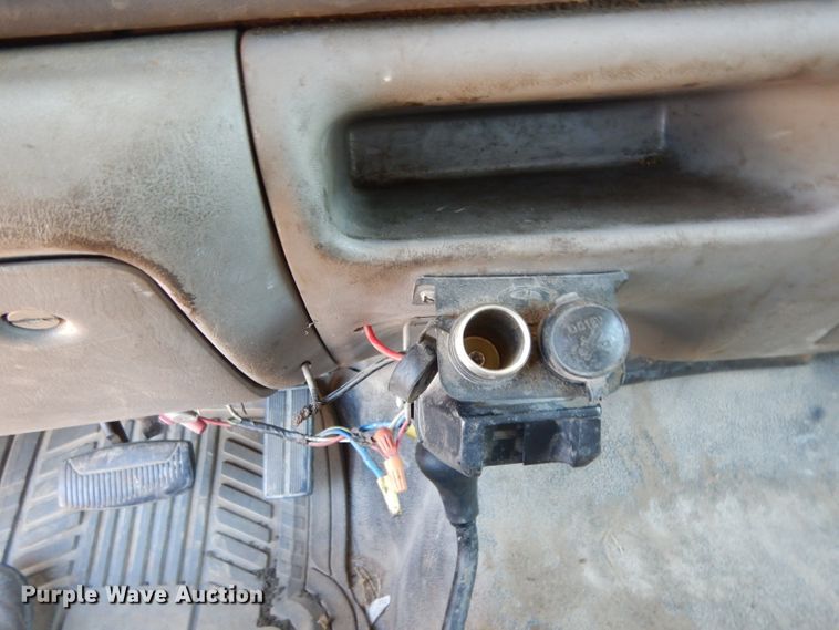 image for item DG6798 2000 Ford F550 Super Duty  utility bed truck